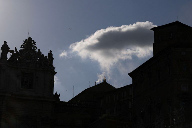 Fumaça branca sai da chaminé da Capela Sistina, indicando que um novo papa foi eleito no Vaticano