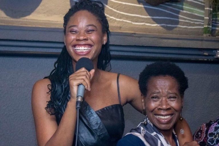 Juliana Souza ao lado da mãe, Tercília Conceição