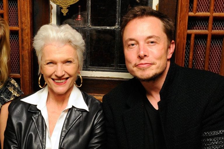 Maye Musk e Elon Musk bilionarios dia das maes