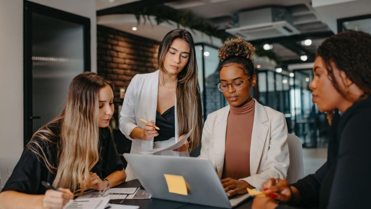 Mulheres São Maioria nas Universidades, Mas Minoria no Topo