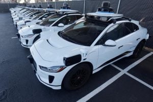 Carros elétricos I-Pace, da Jaguar, em centro da Waymo nos EUA