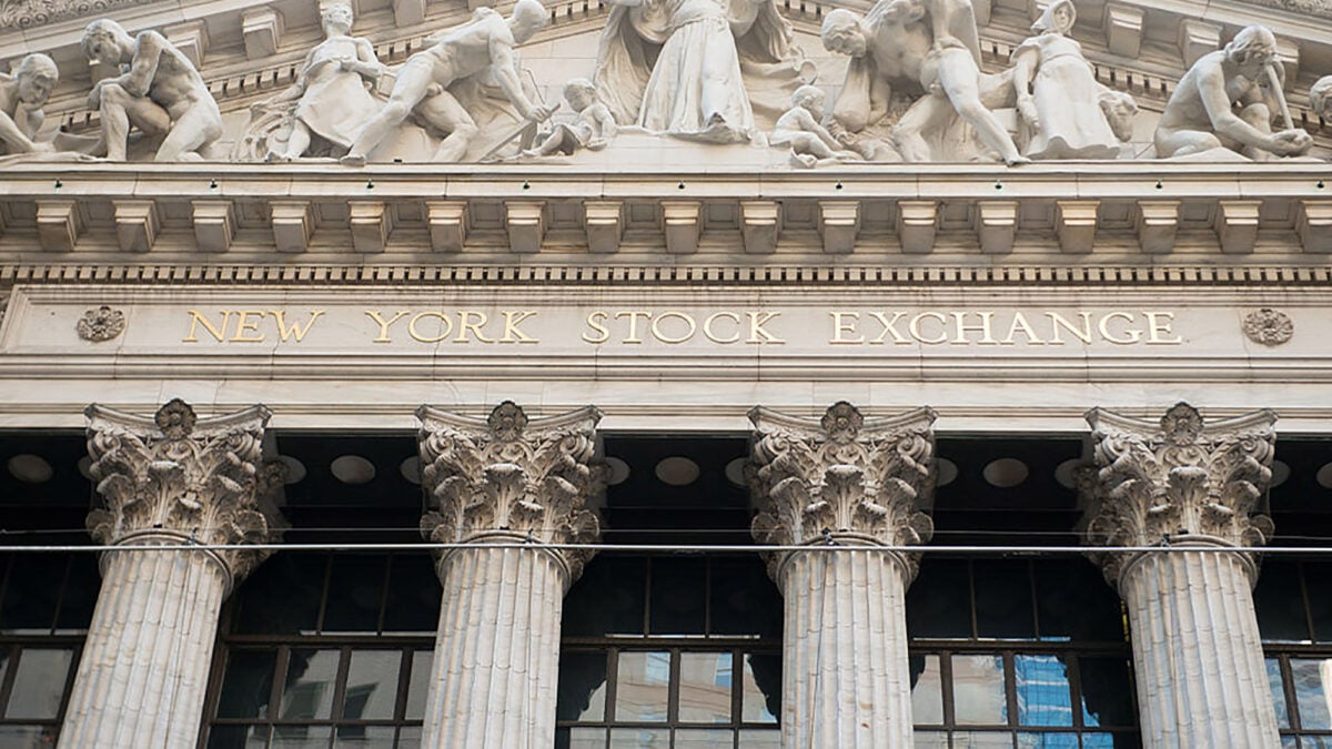Fachada da bolsa de Nova York com atenção aos balanços