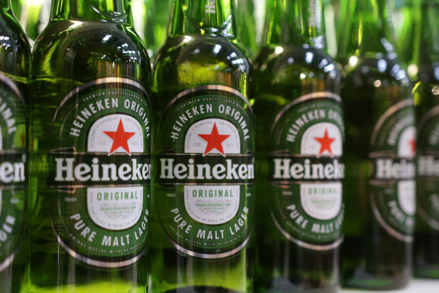 Garrafas de cerveja Heineken: disputa pelo mercado premium (Foto: Getty Images)