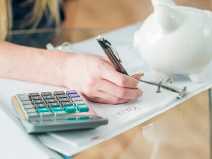 Metas financeiras: dívidas tornam seu cumprimento difícil (Foto: FatCamera / Getty Images)