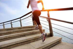 Começar a segunda-feira com energia pode começar com um simples exercício estratégico no domingo hábito