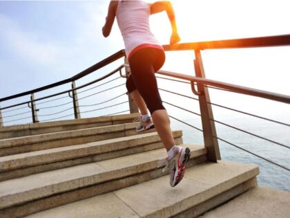 Começar a segunda-feira com energia pode começar com um simples exercício estratégico no domingo hábito