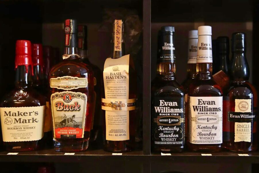 Rótulos de bourbon carregados de informações