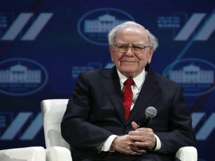 Sente-se e espere: manter uma reserva de oportunidade rendeu bilhões a Buffett (Foto: Alex Wong / Getty Images)