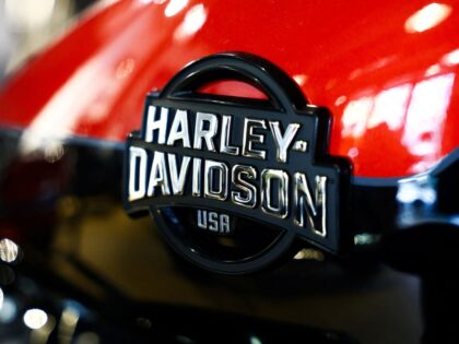 logotipo do fabricante americano de motocicletas Harley-Davidson é visto em uma concessionária Harley-Davidson em Paris, França
