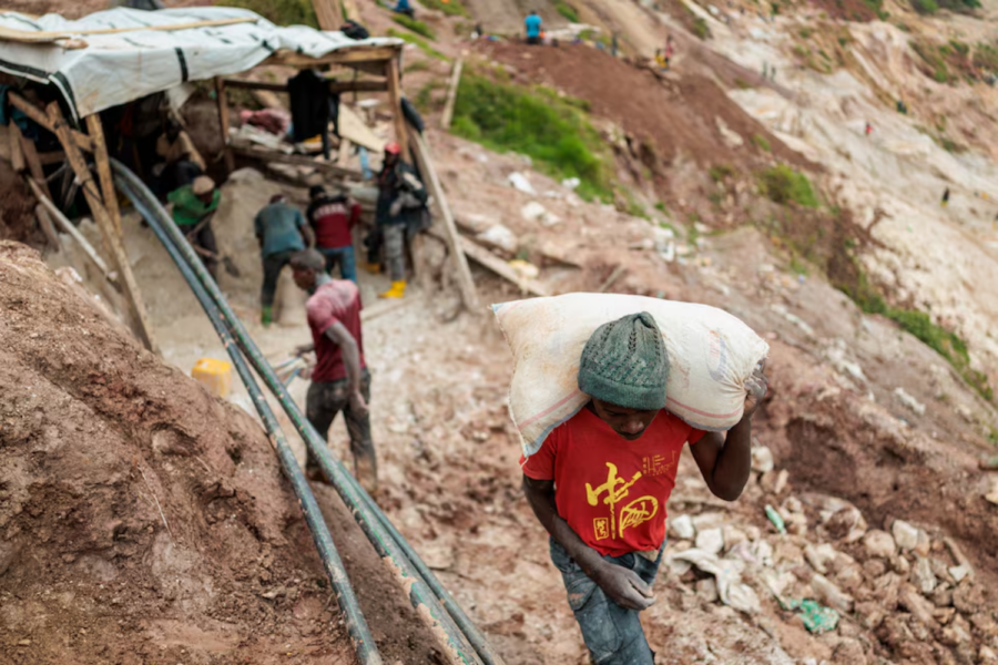 Foto de mineradores no Congo