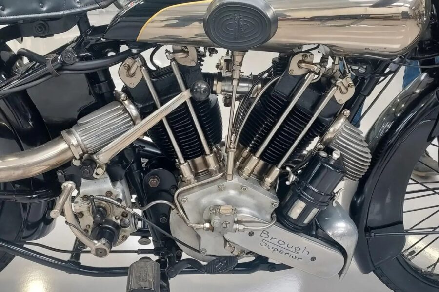 Como muitas das bicicletas de Solo, a Brough é considerada uma obra de arte