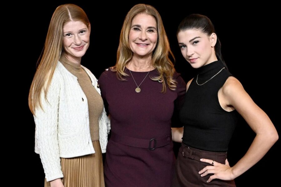 Melinda French Gates (centro) com as filhas Jennifer Gates Nassar (à esquerda) e Phoebe Gates (à direita)