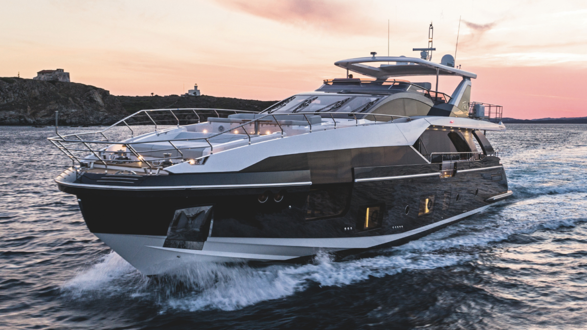 A Azimut Grande 27 Metri, destaca-se pelo design que combina acabamento de alto padrão e tecnologia de ponta