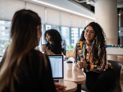 Mulher em entrevista de emprego para trainee