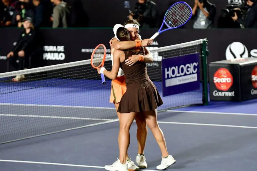 A brasileira Luisa Stefani e a húngara Timea Babos celebram a vitória no SP Open