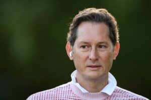O presidente da Stellantis e da Ferrari, John Elkann
