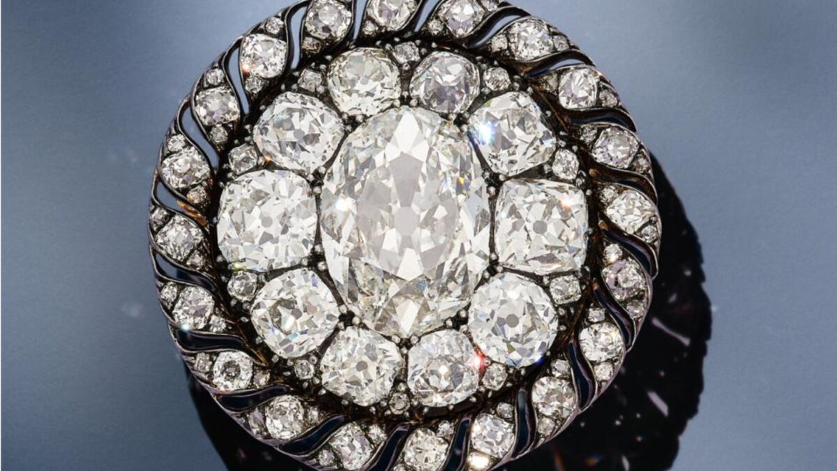 Broche de Napoleão, Capturado em Sua Última Batalha, Vai a Leilão