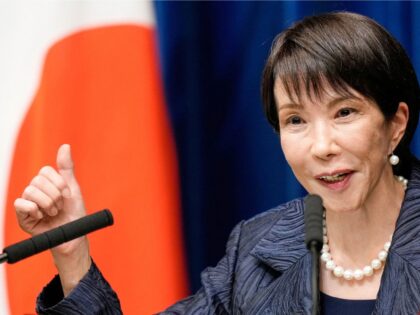 Nova primeira-ministra do Japão, Sanae Takaichi, durante entrevista coletiva em Tóquio