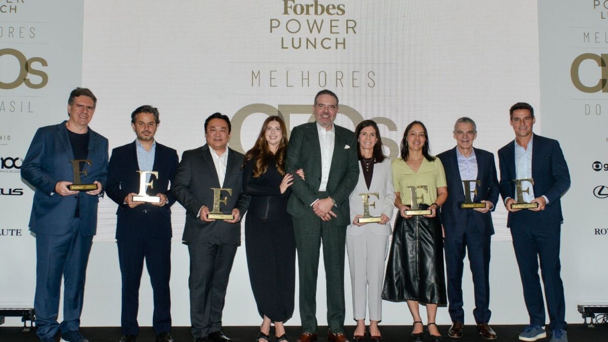 Antonio e Katarina Camarotti (ao centro) com os homenageados da lista Forbes Melhores CEOs 2025 durante evento em São Paulo