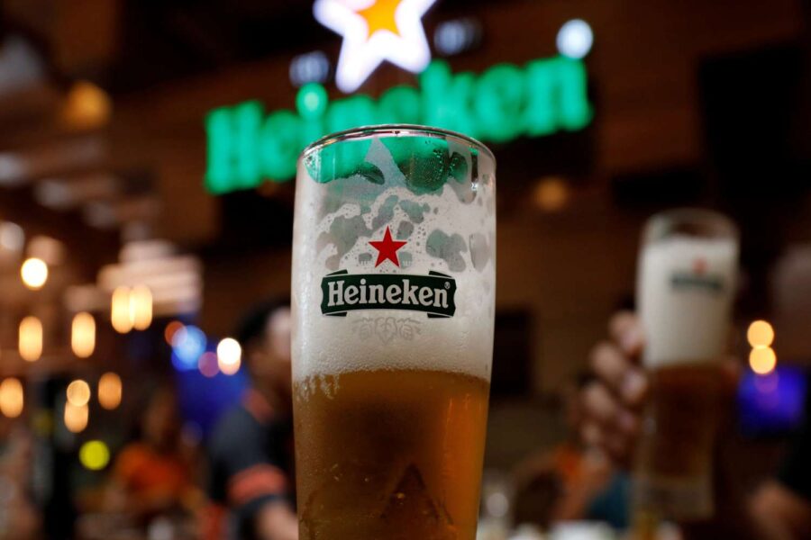 Copos de cerveja Heineken em restaurante