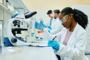 cientista no laboratório