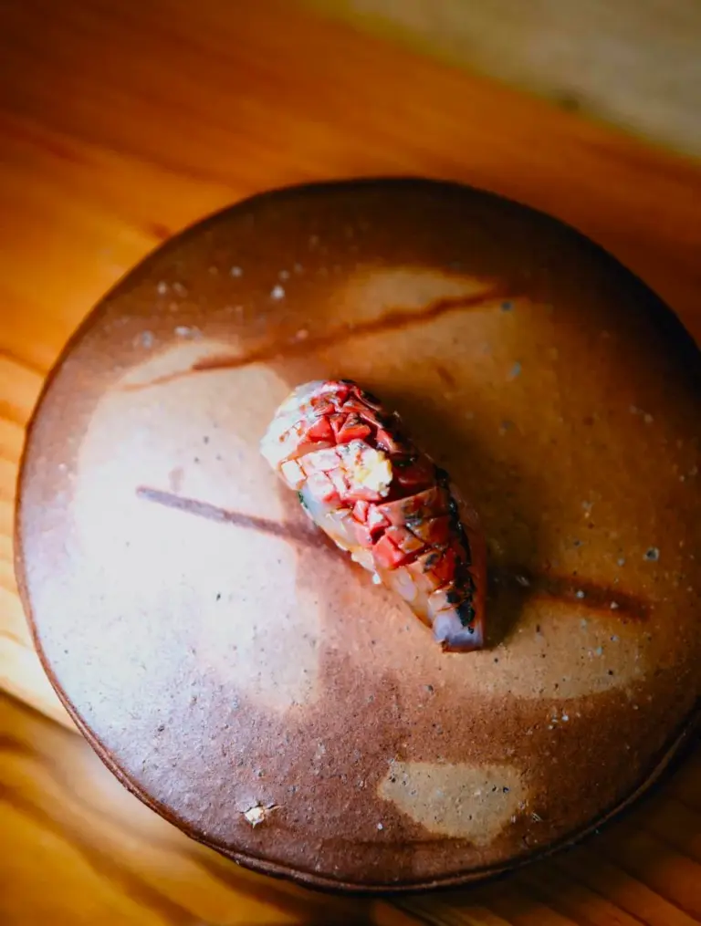 Um sushi do Omakase de 25 etapas do Mori