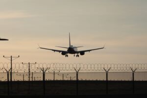 Avião pousando: queda de preços das passagem aéreas atenuou alta dos preços dos serviços (Foto: Getty Images)