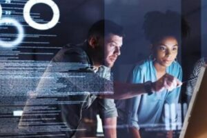 pessoas no trabalho com tecnologia