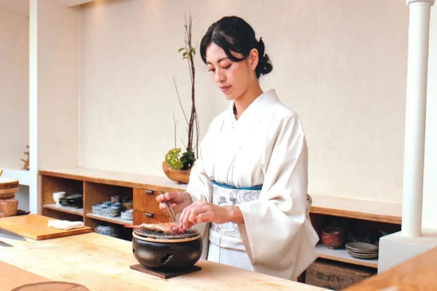 Nozomi Mori é chef e proprietária do Mori Nozomi, sushi bar em Los Angeles inaugurado em março de 2024