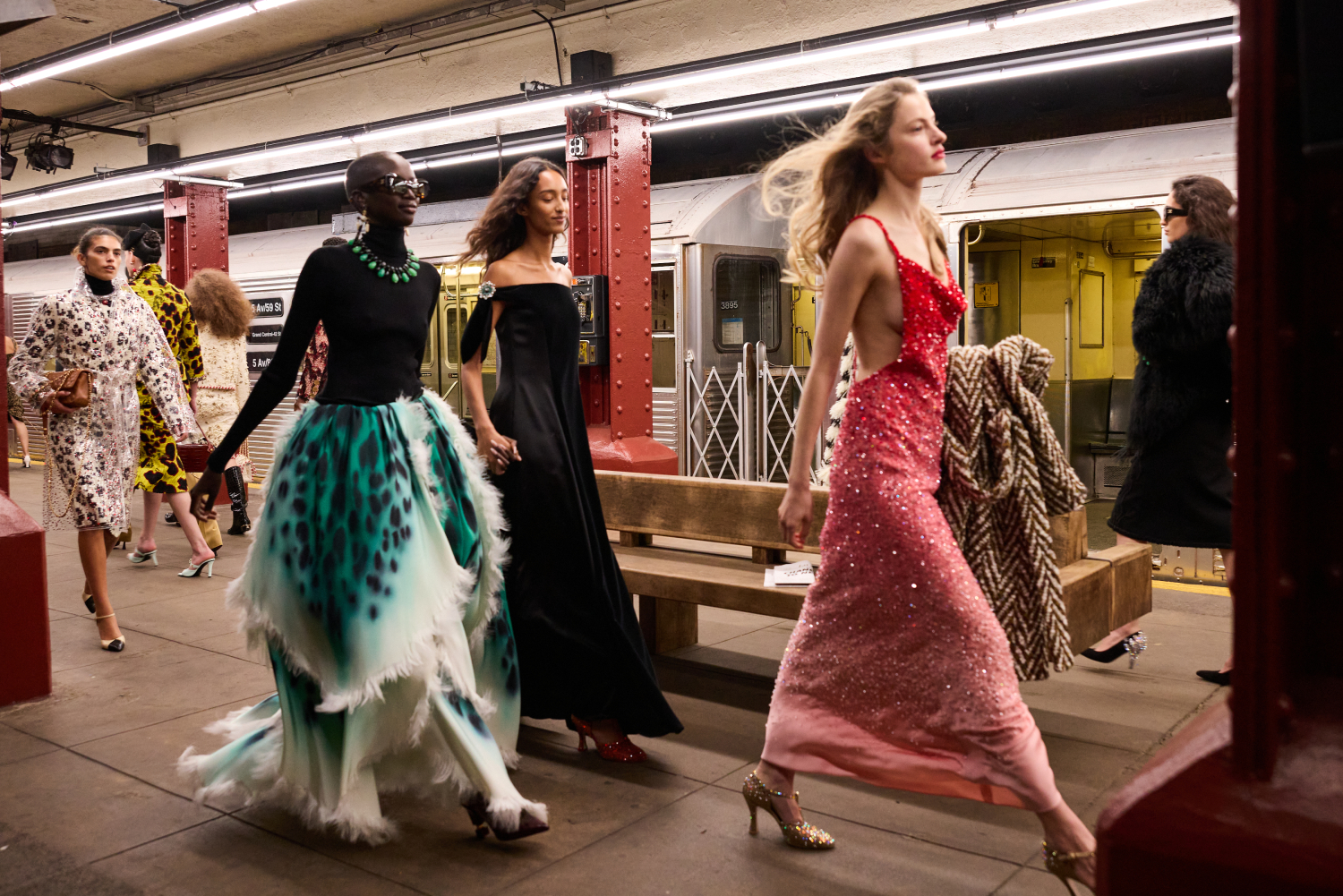 希少　CHANEL THE COUTURIERE AT WORK　シャネル No Métiers D'art da Chanel, Convidados Vão Ao Subterrâneo e Maison