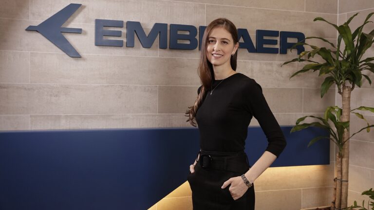 Andreza Alberto, vice-presidente de pessoas, ESG e comunicação corporativa da Embraer