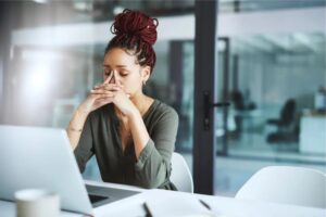 Falta de apoio, patrocínio e oportunidades de crescimento freiam a ambição feminina nas empresas