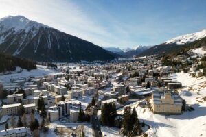 Foto de drone da cidade de Davos, Suíça