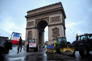 Agricultores Franceses Bloqueiam Paris em Protesto contra Acordo Mercosul-UE