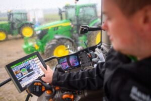 Da Lavoura ao Hospital: Qual a Lição de IA Que a John Deere Entrega Pronta