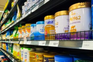 Crise Sanitária Atinge Nestlé, Danone e Lactalis com Recall Global de Fórmulas Infantis