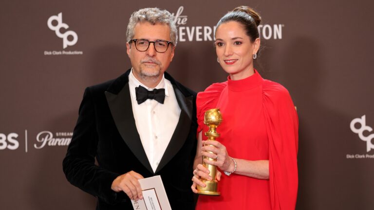 Kleber Mendonça Filho e Emilie Lesclaux com o Globo de Ouro de Melhor Filme em Língua Não Inglesa, entregue durante a cerimônia no início de janeiro