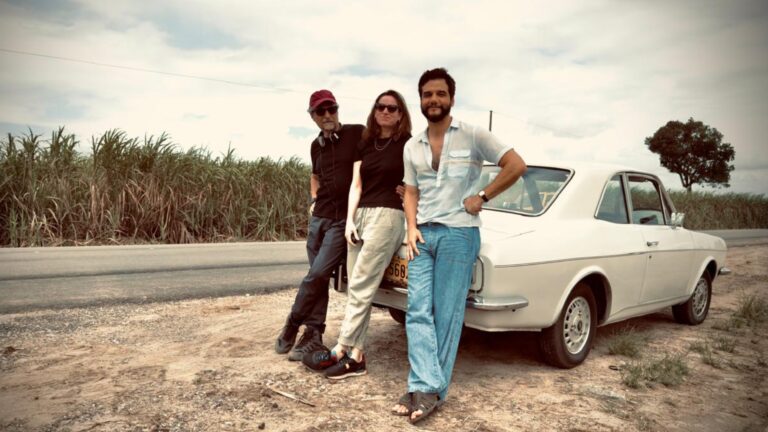 Kleber Mendonça Filho, Emilie Lesclaux e Wagner Moura nos bastidores de “O Agente Secreto”