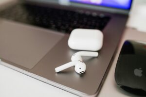 A Apple vem incorporando novos recursos de IA em seus fones de ouvido AirPods