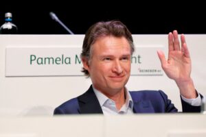 Dolf van den Brink, acena antes do início da reunião anual de acionistas em Amsterdã, Países Baixos