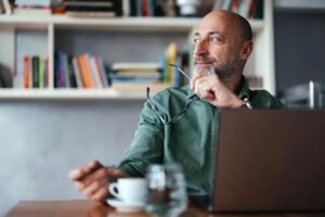 Práticas simples de mindfulness ajudam a reduzir a distração e aumentar o engajamento no trabalho