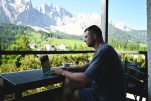 Vagas remotas para trabalhar de qualquer lugar do mundo se concentram nas áreas de TI, gestão de projetos e marketing
