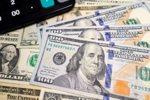 Dólar cai pelo sétimo dia seguido e fecha em R$5,13; Ibovespa recua 
