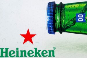 Logotipo da cerveja Heineken em um caminhão de entrega em Nijmegen, Países Baixos.