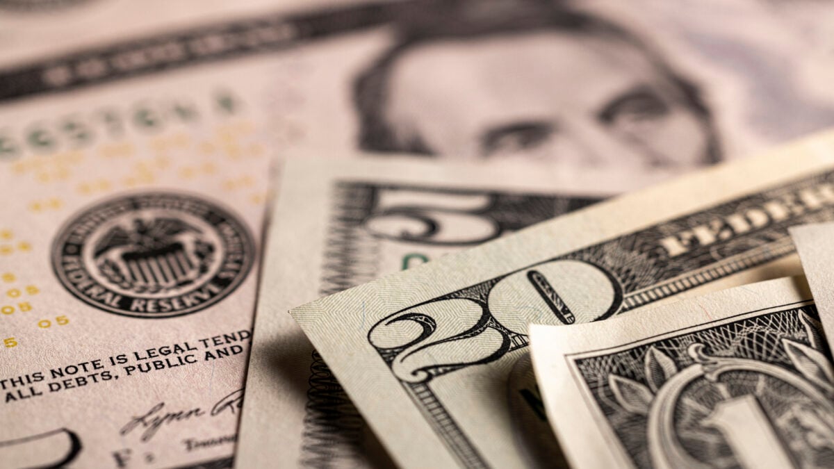 Dólar Fecha Sessão em Leve Baixa ante o Real com Oriente Médio no Radar