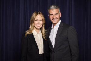 Dana Walden, nova presidente e diretora criativa-chefe da Disney, e Josh D’Amaro, que assume como CEO da companhia em março de 2026