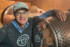 Conheça a história do microvinhedo familiar Paradise Rescued, uma produção artesanal e orgânica no interior da França