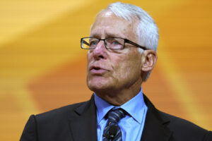 Rob Walton, ex-presidente do conselho do Walmart e filho mais velho do fundador Sam Walton, viu sua fortuna crescer US$ 3,3 bilhões