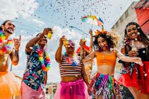 Foliões no carnaval: feriados e temperatura elevada favorecem o lazer