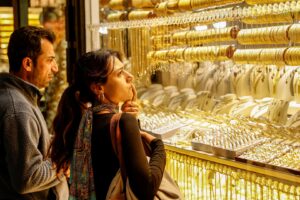 Pessoas olham para joias de ouro em uma joalheria no Grande Bazar em Istambul, Turquia